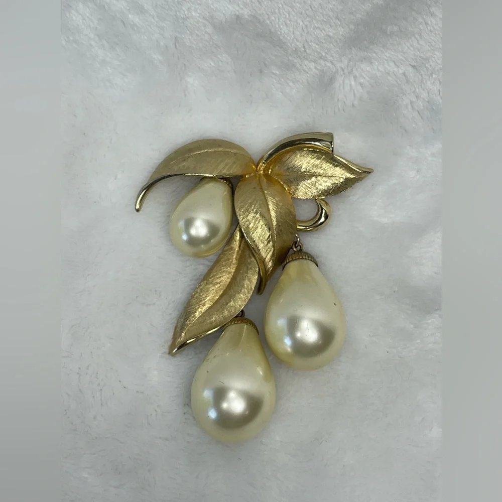 Vintage Brooch with glass beads gold tone